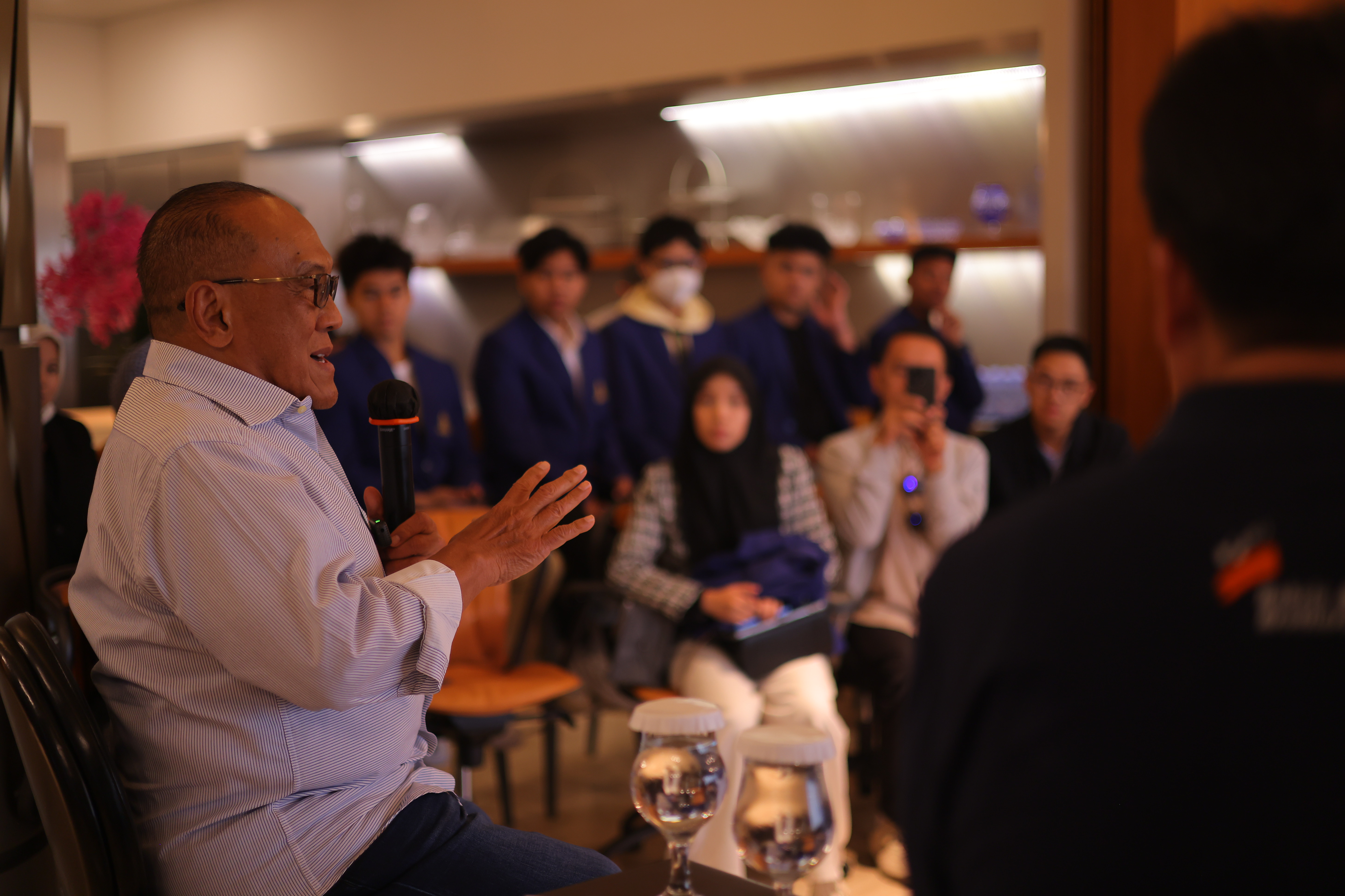 Aburizal Bakrie Berbagi Wawasan Kepemimpinan Bisnis Keluarga dalam 